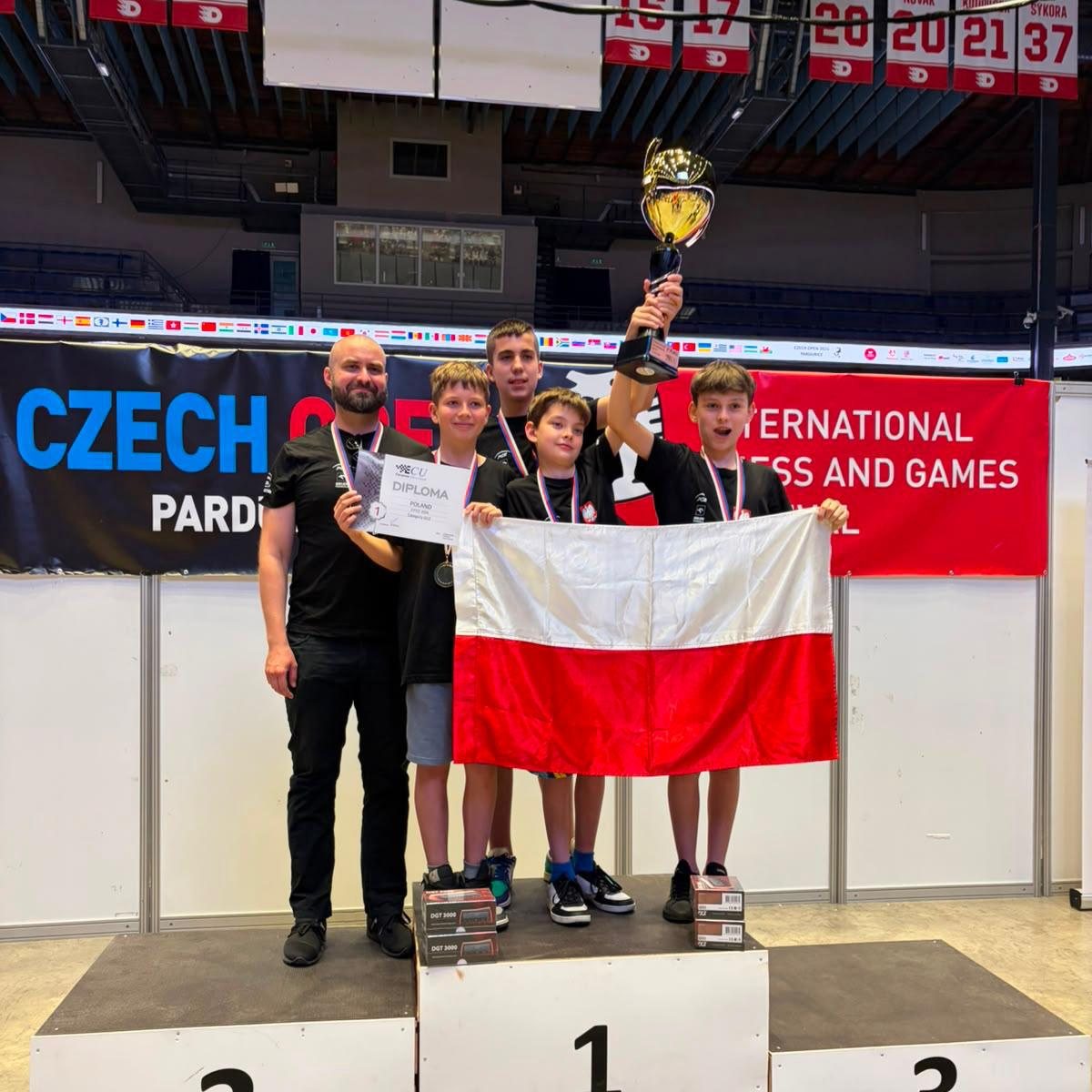 Nikodem Mrozowski na podium z drużyną