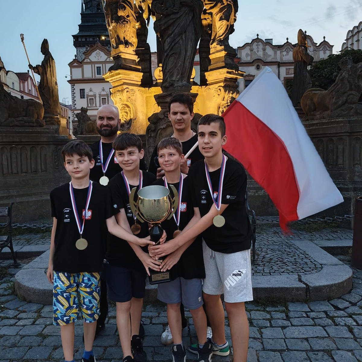 Drużyna reprezentacji Polski z pucharem w Pardubicach